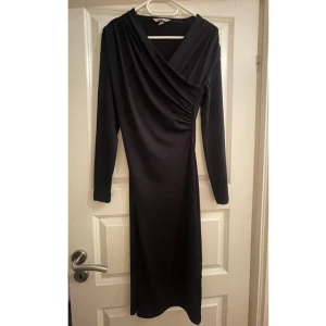 Svart klänning från H&M - Superfin och elegant svart klänning från hm. Endast använd vid ett tillfälle så är i nyskick. Funkar jättebra till olika festliga tillfällen etc. Storlek m! Går ner till knäna ungefär på mig som är 167cm. 💕