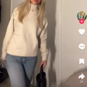 Beige polo tröja - Helt ny råka bara ta av lappen innan jag testa, säljer pga passa inte, passar som en S och M men är i storlek L(liten i storleken) ser ut som den första bilden på. Köpt för 300