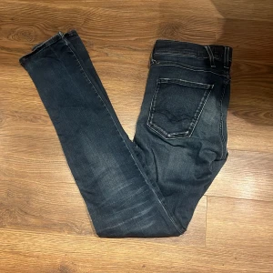 Mörkblå jeans från Replay - Snygga mörkblå jeans från Replay i modellen Anbass. Inga fel, slitage eller liknande. Hör av dig vid minsta fundering! Nypris: 1800 mitt pris: 599.