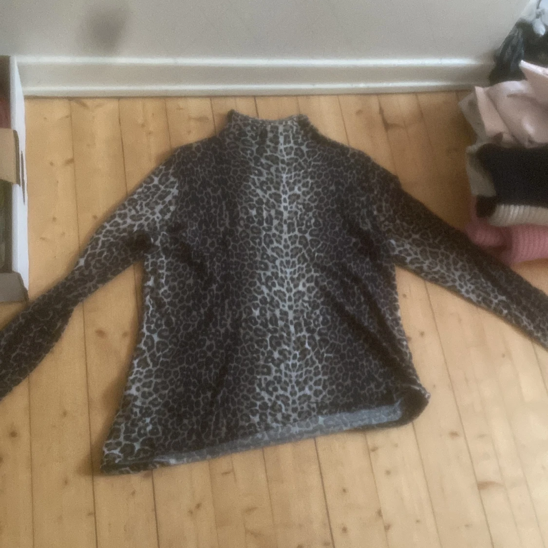 Leopardmönstrad polotröja