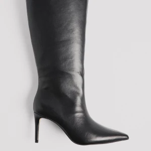 Boots - Superfina Boots från NA-KD. Använda en gång så är i bra skick. Storlek 38, passar även om man har 39. Hör gärna av dig för fler bilder💕