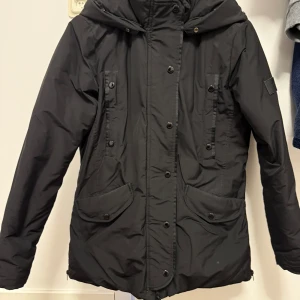 Svart parkajacka med huva - Snygg svart parkajacka från rock and blue.  