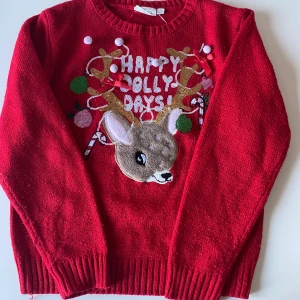 Röd ”ugly Sweater” ifrån Kappahl  - Säljer en röd tjocktröja med jul detaljer på