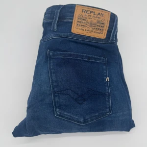 REPLAY ANBASS JEANS  - - Replay anbass jeans - Slim fit passform - Storlek W30/L32 - Nypris runt 1800kr - Kontakta för fler frågor eller funderingar // Deluxecloset