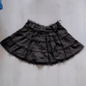Svart alternativ kjol - Kjolen är köpt second hand men är i bra skick bortsett från ett litet hål på en av snörningaena☀️   går att justera i midjan och har spets-detaljer.