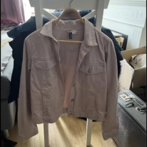 Rosa Jeansjacka  - Rosa Jeansjacka, använd 1 för att prova, inte helt i min smak.  