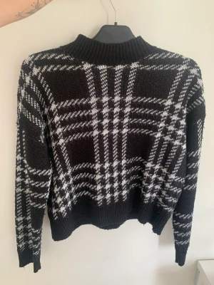 Stickad tröja  - Säljer denna stickade tröjan från H&m då den inte kommer till användning 🖤  Nypris 350. 