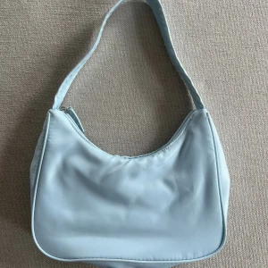 Väska - Väska från Monki, aldrig använd. Härlig färg och rymlig. Pris 20kr