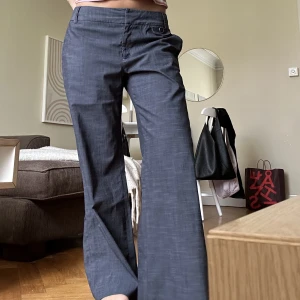 Byxor  - Byxor köpta second hand. Jättebra skick! Storlek M men passar också mig som är strl S (blir då lite oversized). Köp direkt för 200kr i appen eller buda i privat meddelande!