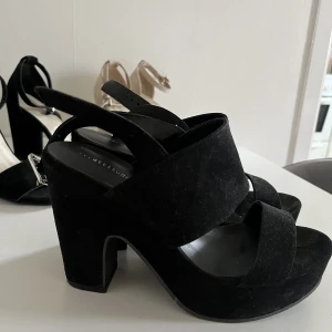 Klackar - Knappt använda  Kättesköna att gå i Normala i storlek Endast de svarta med platå men köp gärna alla 3 för kombo pris