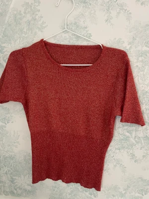 Super snygg topp! - Super snygg topp i orange/röd. Skriv om du är intresserad!