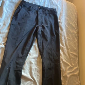 Kostymbyxor  - Botcut Kostymbyxor från bikbok, stl 38. Pris kan diskuteras.