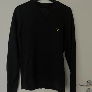 Lyle & Scott sweatshirt  - Svart Lyle & Scott sweatshirt i svart. Mycket fint skick, herrmodell i M