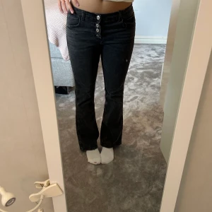 Zara jeans - Lågmidjade jeans från zara kids🌟 har tröttnat lite på dessa, använda fåtalgånger❤️