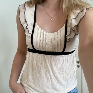 Top  - Söt top i storlek S från H&M. Knytning bak. Skriv privat för frågor eller flera bilder. 70kr+frakt ❤️
