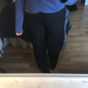 Svarta kostymbyxor, vila - Svarta kostymbyxor i storlek M. Byxorna är inget fel på, utan bara lite för pösiga för min smak 💕💕