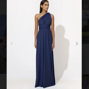 By malina balklänning - Säljer min fina balklänning från by malina i modellen Lola, som bara använts en gång💗💗 kan knytas på massa sätt!! Köpt på NK för 2499!! Pris kan diskuteras🙌🏽