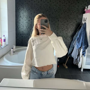Vit Sweatshirt - Croppad sweatshirt i färgen creamvit! passar till allt😍😍 stl xs💓 kom privat vid frågor✨✨