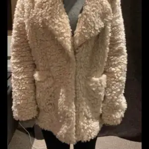 Jag säljer min varma fejk ull jacka som är i 100% polyester. Den är ej använd och har aldrig heller kommit till användning det är därför jag säljer jackan. Jackan är anpassad för hösten och vintern. Finns att hämtas i Eslöv eller fraktas. Ord priset 750kr