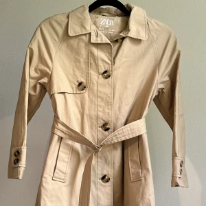 Trenchcoat barn 134 - Trenchcoat från Zara Kids i strlk 134