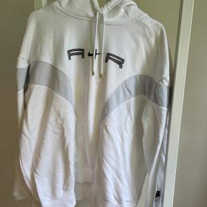 Säljer en vit Nike hoodie i storlek S, i använt men gott skick💕