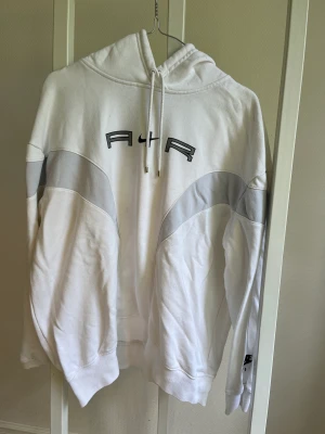 Nike Hoodie - Säljer en vit Nike hoodie i storlek S, i använt men gott skick💕