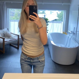 Beige topp - Säljer denna jätte fina stickade topp💗 fint skick inga defekter eller tecken på andvänd💗 skriv för frågor, priset går att diskutera 