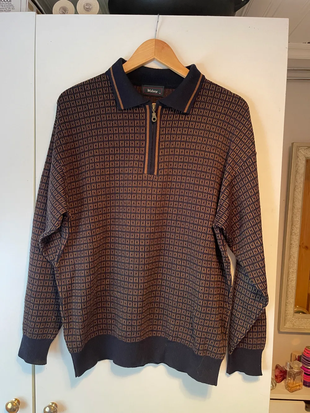 En mönstrad tröja i bruna och mörkblåa toner. Storlek: M. . Hoodies.