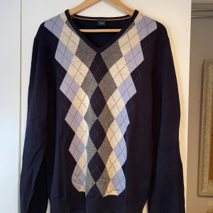 Tröja - En tröja med mönster. Storlek: L. 