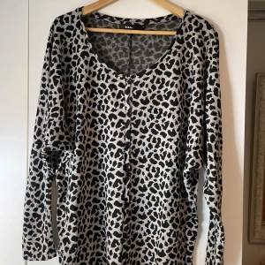 Tröja - Mönstrad tröja. Storlek: L. 