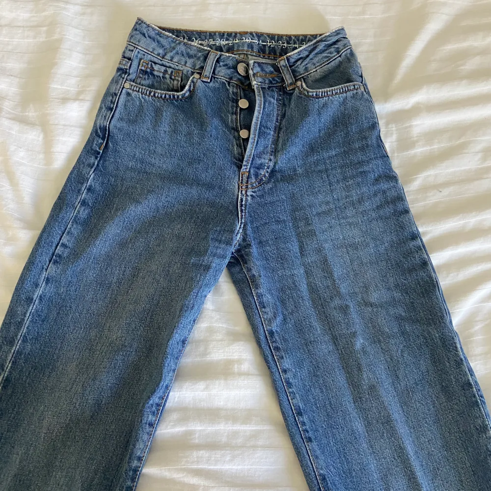 Jeans från bok bok storlek w24 L32 men är avklippta till cirka längd 30, passar mig som är 160cm. Jeans & Byxor.