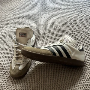 Vita adidas samba - Köpte dessa för 600kr på en second hand. Dom ser ut att vara välanvända men dom är varken trasiga eller jätte slitna. Skick 7/10