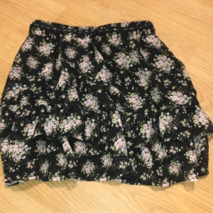 Kjol - Blommig kjol från Kappahl, använd nån  enstaka gång.