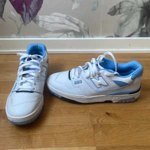 New balance skor - Köpte dessa dör ett tag sedan, använde dom endast en gång sedan dess har dom stått på skohyllan. Digitalt kvitto från stockX finns, ingen box dock😕