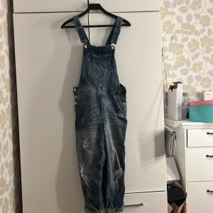 Hängsel byxor  - Ett par hängsel byxor som är i ett väldigt bra skick och är använd ett bra tals gånger men det finns inga skador på den. 