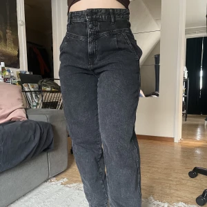 Denim 1953 jeans - snygga svarta jeans som inte kommer till användning💕