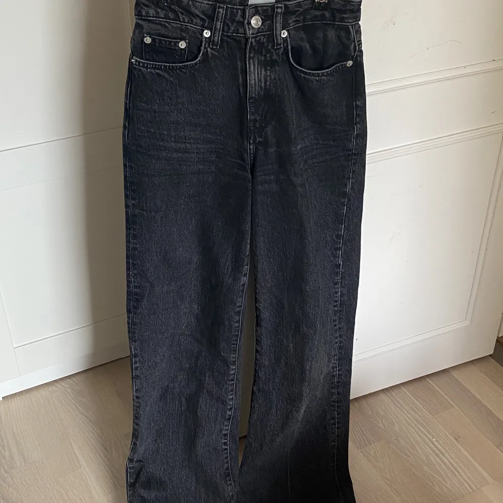 Dessa jeans är ganska tjocka men sitter väligt bra. De är ursprungligen från lager 157, Boulevard. . Jeans & Byxor.