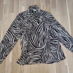 zebramönstrad blus - snygg zebrafärgad blus från hm. Knappt använd