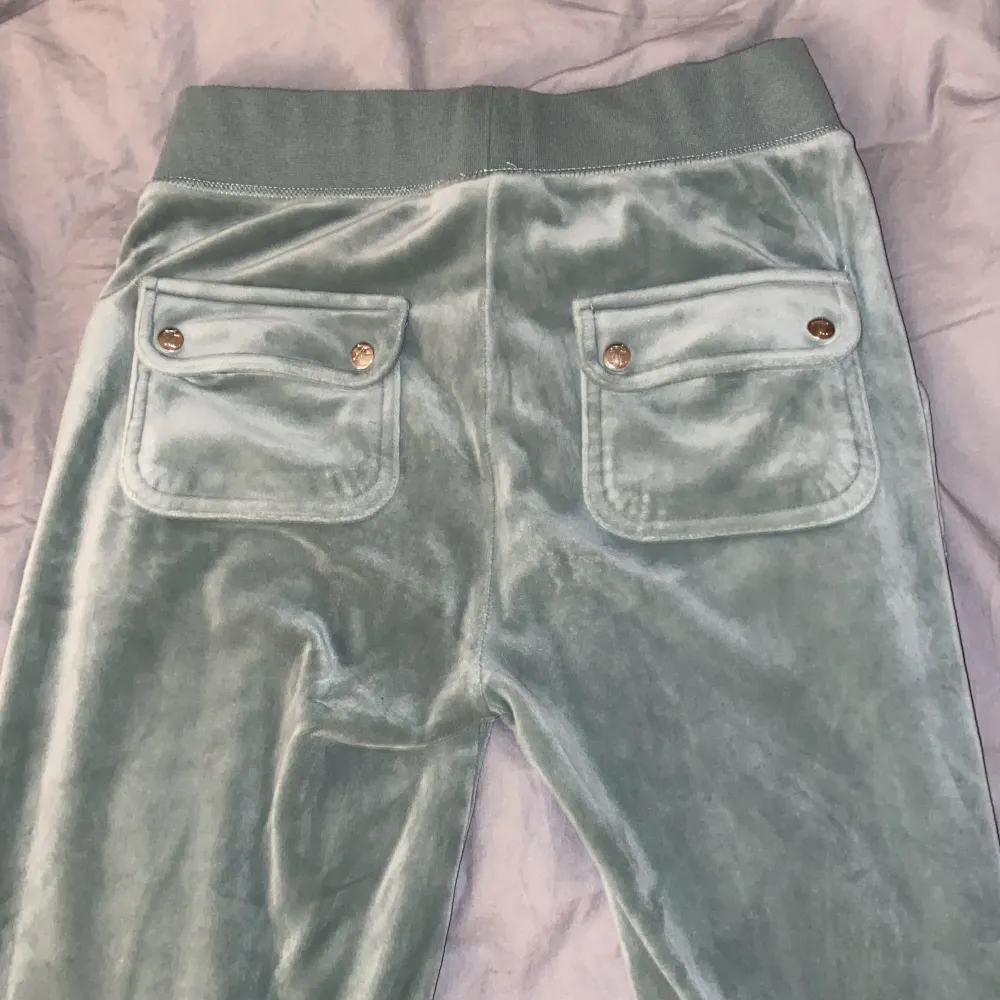 Köpte dom men tycker färgen inte passade mig så säljer dom istället 💗. Jeans & Byxor.