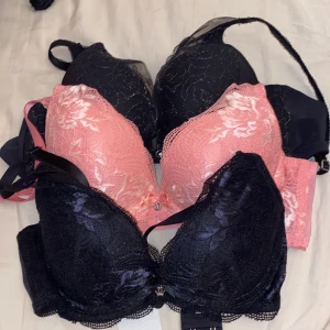 jätte vackra Triumph bh:ar - Köpt i Thailand för 1990bath som blir 660kr. Säljer för 330kr/st då två av dom är endast testade och den i mörkt blå har lappen kvar! Väldigt mjuka pushups, känns nästan som vatten pockets i själva bh😅väldigt liten i storleken. Ge rabatt om du köper alla!