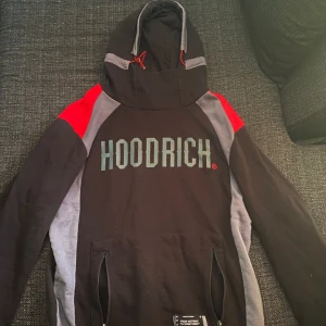 Hoodrich hoodie  - Säljer min Hoodrich köpt i UK. Hoodien var limiterad och finns ej att köpa längre. Storlek M , Säljer pga passar ej mig längre
