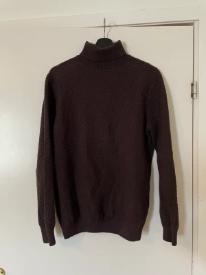 Stickad polo  - Köpt från volt, riktig skön och bra passform. Perfekt för middag eller fest. 