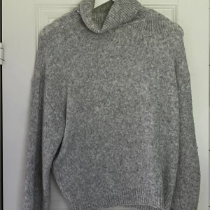 Stickad tröja - Jätteskön stickad tröja, knappt använd