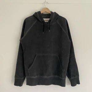 Our Legacy Overdyed Black Scuba Hoodie - En skön hoodie från Our Legacy. Inköpt i deras workshop runt 2017. Ena drawstringen har rivit upp lite vid öppningen, men annars i bra skick! Storlek 46, motsvarar S-M.