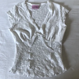 Spetstopp strl M - Somrig spetstopp med rosett. Från retromärket More, i perfekt skick. Stretchigt tyg som kan anpassa större storlekar. Köparen står för frakt. Det finns inga bilder på. Dma gärna vid frågor eller funderingar:)