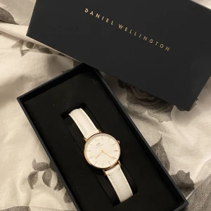 Daniel Wellington klocka - Daniel Wellingtonklocka i modell Petite Bondi. Använd 2 gånger. Roseguld, säljes då jag inte använder klockor. Orginalförpackning, guide samt verktyg medföljer. Orginalpris 1199kr