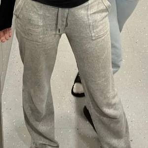 Juicy couture - Säljer mina gråa juicy couture byxor i storlek S då det inte riktigt är min stil. Super fina annars köptes sommaren 2022 och är i fint skick! Original pris 1100
