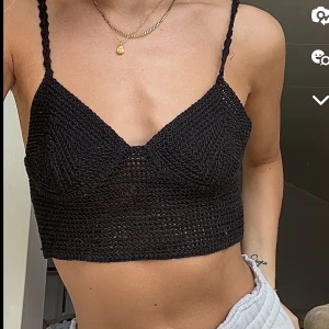 Virkad topp ginatricot  - Virkad topp från Gina Tricot i strl S i perfekt skick!💕 inte genomskinlig!🤝 Använd gärna köp nu🥳