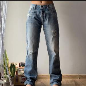 Jättefina, knappt använda hollister jeans som sitter ganska baggy med slitningar. Raka i benen