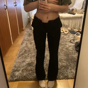 Mina favorit low waist kostymbyxor i storlek 34 som tyvärr blivit för små🙏en liten defekt på benet som man knappt ser eller märks! Jag är 1,70 och går bra ner till mig❤️ bara att höra av sig om man har fler frågor